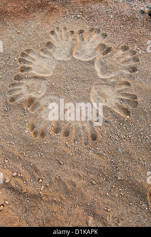 Hand druckt in einem kreisförmigen Muster auf einem Feldweg. Indien Stockfoto