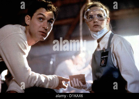 Machinist Machinist Jude Law, Jennifer Jason Leigh Das Spiel der Computerspiel-Designering Allegra (Jennifer Jason Leigh) hebt Stockfoto