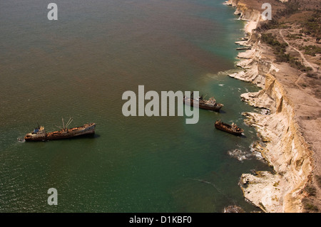 Vogelperspektive eines Schiffes und zwei kleinere Schiffe gestrandet vor der angolanischen Küste nördlich der Hauptstadt Luanda. Stockfoto