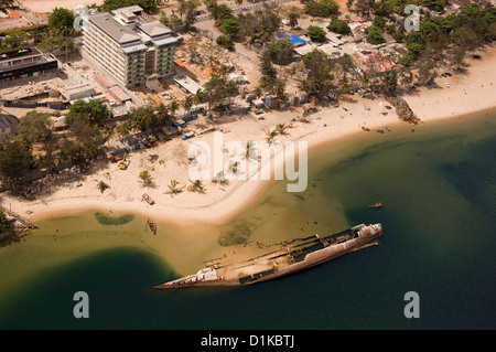 Luftaufnahme von Ilha de Luanda, ein Sandspit gegenüber Luanda. Stockfoto