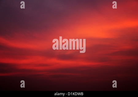 Brennenden Himmel, in der Farbe rot. Stockfoto
