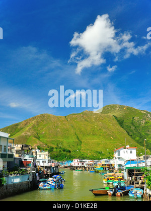 Tai O, ein Fischerdorf in Hong Kong. Grüne Hügel und blauer Himmel Stockfoto