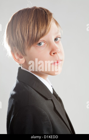 Studioportrait ernsthafte aussehenden jungen schwarzen Anzug Stockfoto