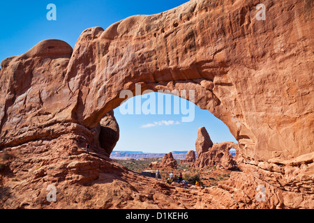 Touristen und Turret Arch aus Norden Fenster Bogen Arches-Nationalpark in der Nähe von Moab Utah USA Vereinigte Staaten von Amerika Stockfoto