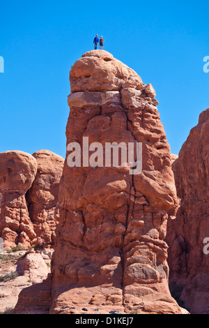 Zwei Bergsteiger auf einem Sandsteinfelsen spire oder pinnacle Arches-Nationalpark in der Nähe von Moab Utah USA Vereinigte Staaten von Amerika uns Stockfoto