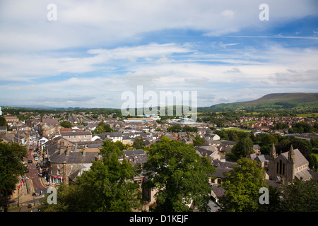 Blick vom Clitheroe Burg über die Stadt in Richtung Pendle Hill. Stockfoto