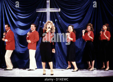 Der Suendenfall fallen aus Gnade Bernadette Peters Tammy Faye Bakker (Bernadette Peters, Vorne) Und Ihr Mann Jim Haben eine Stockfoto
