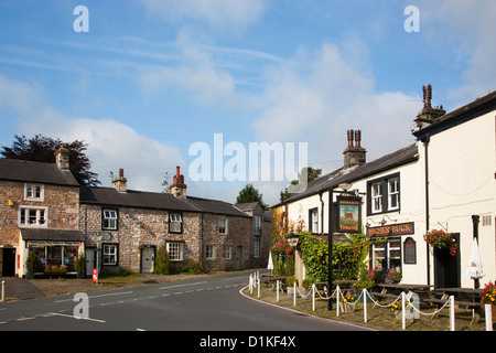 Dorf von Waddington in Lancashire zeigt Dorf Postamt und höhere Buck Inn. Stockfoto