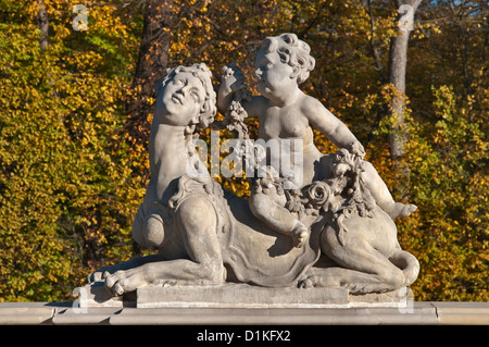 Allegorische Barockplastik im oberen Garten im Wilanów Palast in Warschau, Polen Stockfoto