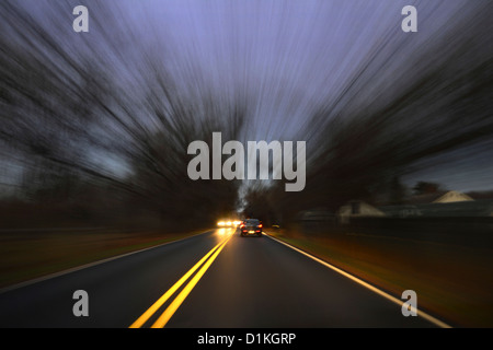 Auto beschleunigt auf Straße, USA Stockfoto