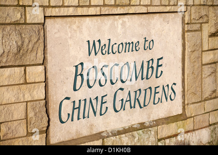 Willkommen bei Boscombe Chine Gardens Schild in Boscombe, Dorset UK im Dezember Stockfoto