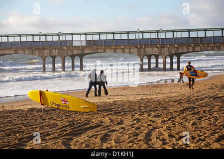 RNLI Bademeister am Strand von Boscombe am Weihnachtstag Stockfoto