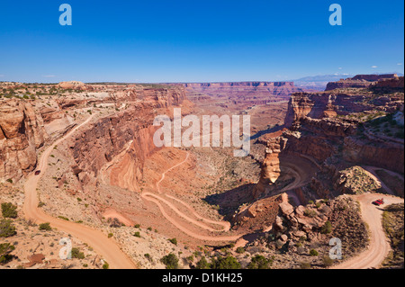 Autos auf der Shafer Trail Schotterpiste von Shafer Canyon übersehen Insel im Himmel Canyonlands National Park in Utah USA Stockfoto