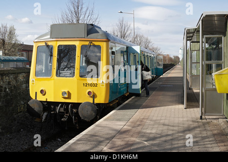 Der Passagier fährt von einem Diesel-Pendlerzug mit Einzelkabine ab, der die Station Cardiff Bay Shuttle-Passagierverbindung Cardiff Wales UK bedient Stockfoto