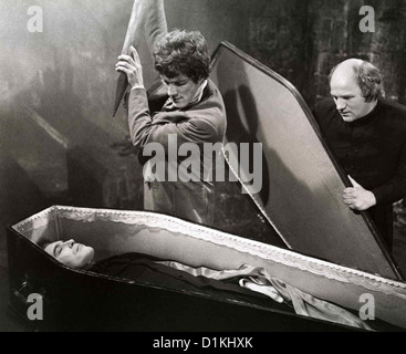 Draculas Rueckkehr Dracula ist aus Grab gestiegen!! -Hr-Foto-Christopher Lee, Barry Andrews, Ewan Hopper *** lokalen Caption *** Stockfoto