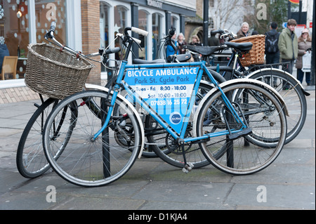 Ein Zyklus geparkt in Cambridge UK mit Schild Werbung für den Fahrrad-Krankenwagen Stockfoto