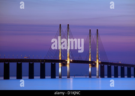 Öresund / Øresund-Brücke, Eisenbahn und zweispurige Brücke-Tunnel zwischen Dänemark und Schweden bei Sonnenuntergang, Scandinavia Stockfoto