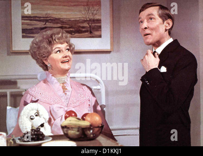 Carry On: Das Total Verrueckte Irrenhaus weitermachen wieder Arzt Ellen Moore (Joan Sims), Dr. Frederick Carver (Kenneth Stockfoto