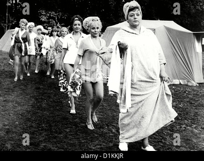 Das Total Verrueckte Camping-Paradies Carry On Camping Trisha Noble (4vr), Sandra Caron (3vr), Barbara Windsor (2vr), Hattie Stockfoto