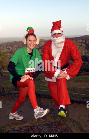 Der 25 Jahre alte Frau und der 54 Jahre alte Mann in Weihnachten kostüm limbering oben für Nächstenliebe Fun Run am Boxing Day Stockfoto