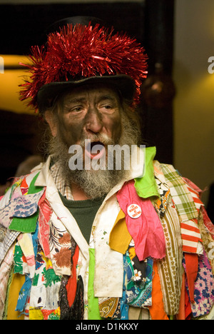 Lokale Laienspielgruppe eine Xmas in lokalen Pubs am zweiten Weihnachtsfeiertag (26. Dezember), chiddingfold, Surrey, Großbritannien Stockfoto