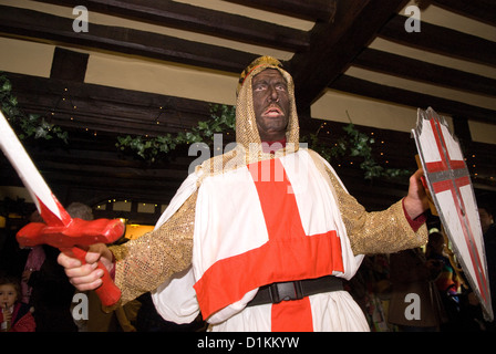 Lokale Laienspielgruppe eine Xmas in lokalen Pubs am zweiten Weihnachtsfeiertag (26. Dezember), chiddingfold, Surrey, Großbritannien. Stockfoto