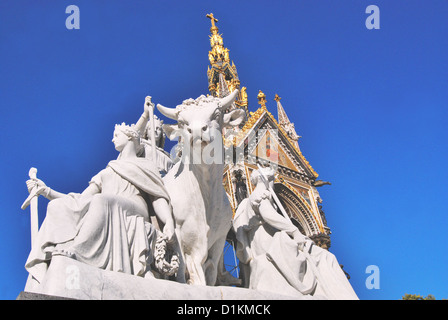 Das Albert Memorial in South Kensington, London, England, an einem sonnigen Sommertag. Stockfoto