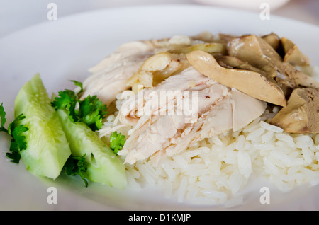 Reis gedünstet mit Hühnersuppe mit Huhn und Leber über Reis und Gurken serviert Stockfoto