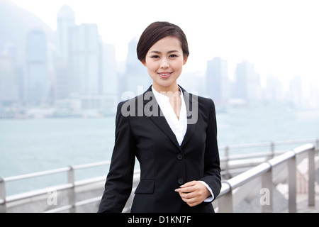Elegante Geschäftsfrau in Victoria Harbour, Hongkong Stockfoto