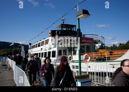 Der MV-Schwan, ursprünglich Dampf, Passagier-Fähre am Lake Windermere Passagiere ankommenden aussteigen am Bowness pier Stockfoto