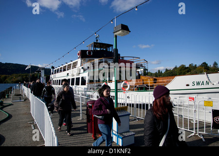 Der MV-Schwan, ursprünglich Dampf, Passagier-Fähre am Lake Windermere Passagiere ankommenden aussteigen am Bowness pier Stockfoto