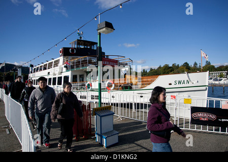 Der MV-Schwan, ursprünglich Dampf, Passagier-Fähre am Lake Windermere Passagiere ankommenden aussteigen am Bowness pier Stockfoto