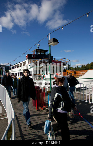 Der MV-Schwan, ursprünglich Dampf, Passagier-Fähre am Lake Windermere Passagiere ankommenden aussteigen am Bowness pier Stockfoto