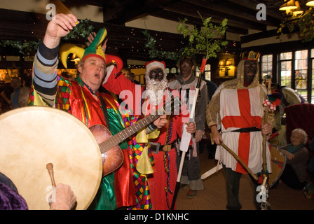 Lokale Laienspielgruppe eine Xmas in lokalen Pubs am zweiten Weihnachtsfeiertag (26. Dezember), chiddingfold, Surrey, Großbritannien. Stockfoto