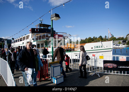 Der MV-Schwan, ursprünglich Dampf, Passagier-Fähre am Lake Windermere Passagiere ankommenden aussteigen am Bowness pier Stockfoto