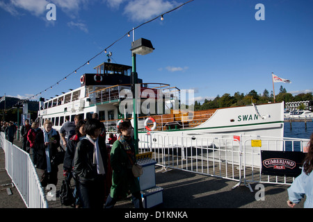 DDie MV Schwan, ursprünglich Dampf, Passagier-Fähre am Lake Windermere Passagiere ankommenden aussteigen am Bowness Pier Stockfoto