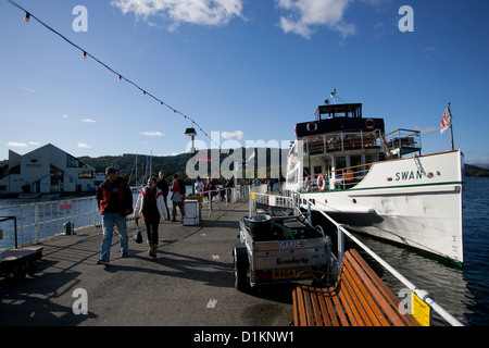 Der MV-Schwan, ursprünglich Dampf, Passagier-Fähre am Lake Windermere Passagiere ankommenden aussteigen am Bowness pier Stockfoto