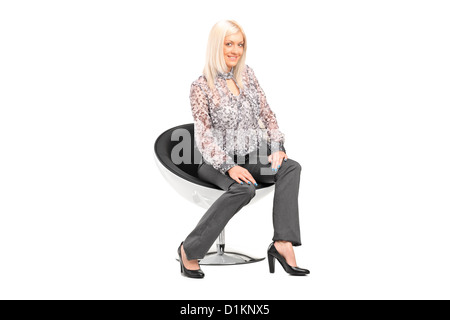 Junge blonde Frau sitzt auf einem Stuhl isoliert auf weißem Hintergrund Stockfoto