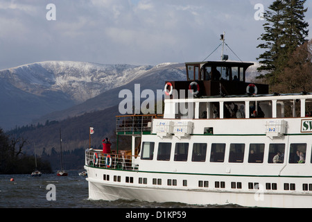 Der MV-Schwan, ursprünglich Dampf, Passagier-Fähre am Lake Windermere mit Schnee auf den Fjälls im winter Stockfoto