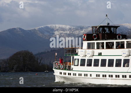 Der MV-Schwan, ursprünglich Dampf, Passagier-Fähre am Lake Windermere mit Schnee auf den Fjälls im winter Stockfoto