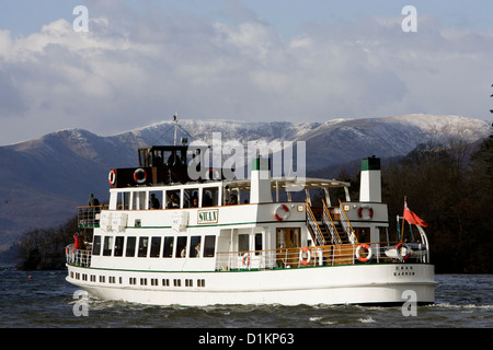 Der MV-Schwan, ursprünglich Dampf, Passagier-Fähre am Lake Windermere mit Schnee auf den Fjälls im winter Stockfoto