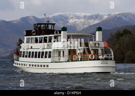 Der MV-Schwan, ursprünglich Dampf, Passagier-Fähre am Lake Windermere mit Schnee auf den Fjälls im winter Stockfoto