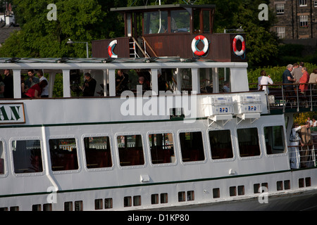 Der MV-Schwan, ursprünglich Dampf, Passagier-Fähre am Lake Windermere Private Getränke party statt - (band Oberdeck direkt) Stockfoto