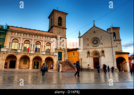 Norcia, Valnerina, Umbrien, Piazza San Benedetto mit der Kirche San Benedetto und Comune von Norcia Stockfoto