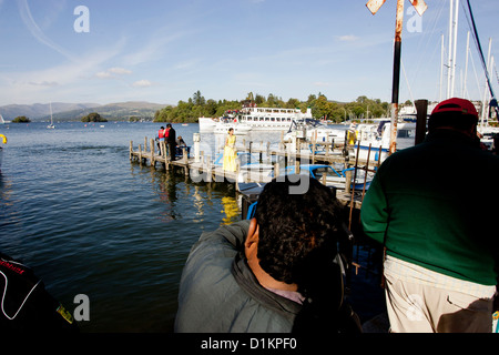 Der MV-Schwan, ursprünglich Dampf, Passagier-Fähre im Hintergrund am Lake Windermere während Bollywood Film gedreht ist Stockfoto