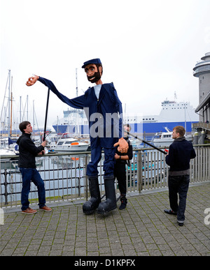 eine riesige Seemann Marionette Marionette an den Docks in Falmouth, Cornwall, uk Stockfoto