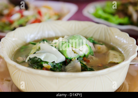 Eine herzhafte dicke Suppe aus Gewürzen und Gemüse Stockfoto