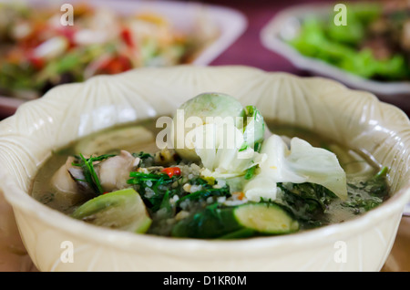 scharf und würzig, eine herzhafte Suppe aus Gewürzen und Gemüse hergestellt Stockfoto