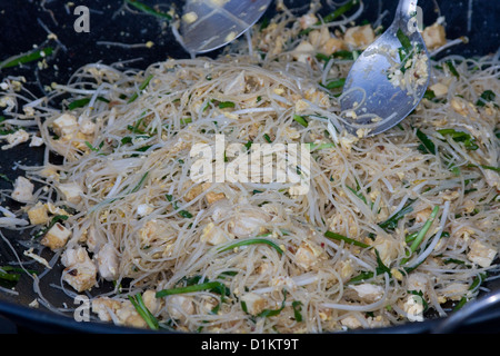 Eine große Pfanne Thai Gericht Pad-Thai vorbereitet. Stockfoto