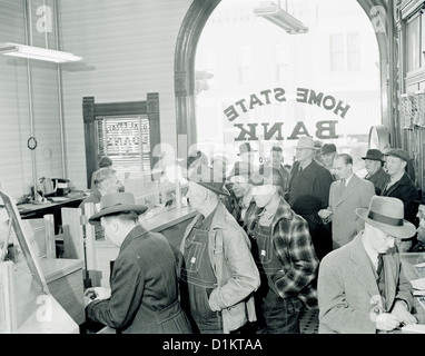 Historisches FOTO VON MENSCHEN IN DER SCHLANGE BEI DER BANK/1930 Stockfoto